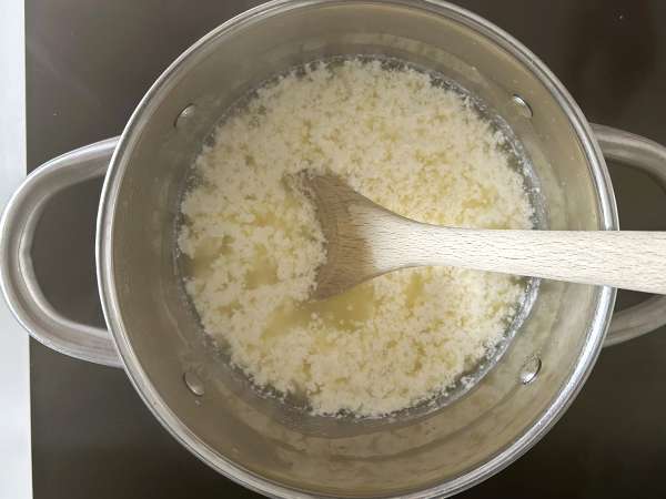 Fiocchi di latte fatti in casa con soli due ingredienti! - Preparazione tappa 4