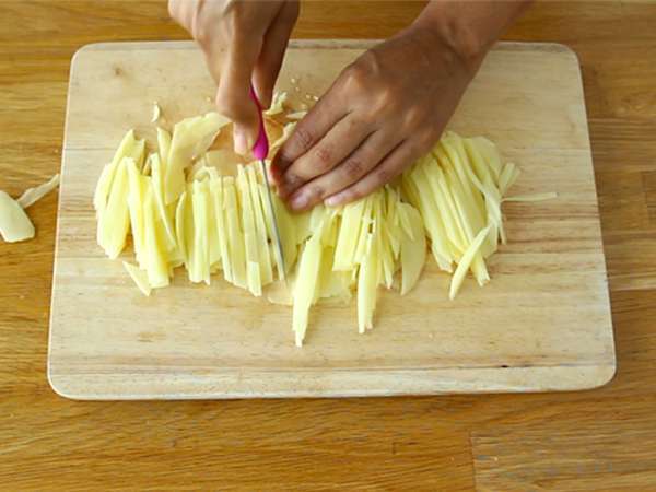 Frango à brás con pollo: la ricetta portoghese cremosa e anti-spreco - Preparazione tappa 1