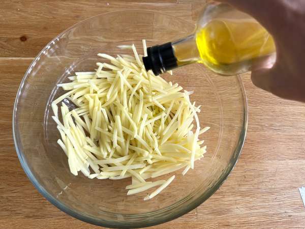Frango à brás con pollo: la ricetta portoghese cremosa e anti-spreco - Preparazione tappa 4