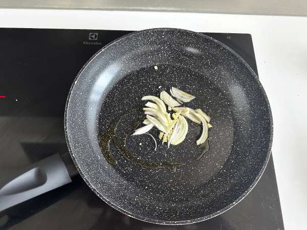 Frango à brás con pollo: la ricetta portoghese cremosa e anti-spreco - Preparazione tappa 9