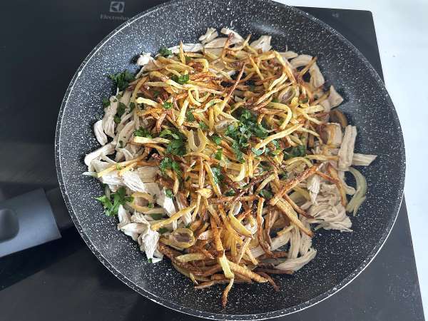 Frango à brás con pollo: la ricetta portoghese cremosa e anti-spreco - Preparazione tappa 10