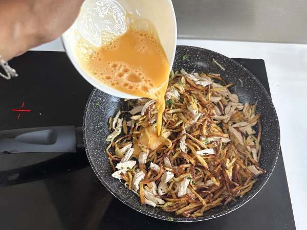 Frango à brás con pollo: la ricetta portoghese cremosa e anti-spreco - Preparazione tappa 11