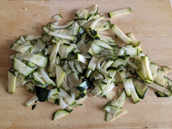 Pasta cremosa con zucchine, pomodorini, philadelphia e limone - Preparazione tappa 1