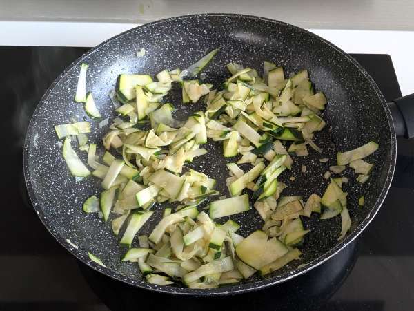 Pasta cremosa con zucchine, pomodorini, philadelphia e limone - Preparazione tappa 2