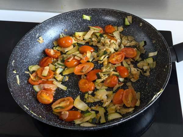 Pasta cremosa con zucchine, pomodorini, philadelphia e limone - Preparazione tappa 3