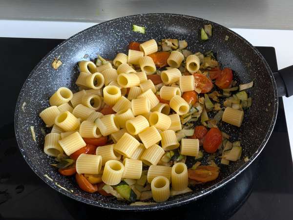 Pasta cremosa con zucchine, pomodorini, philadelphia e limone - Preparazione tappa 5