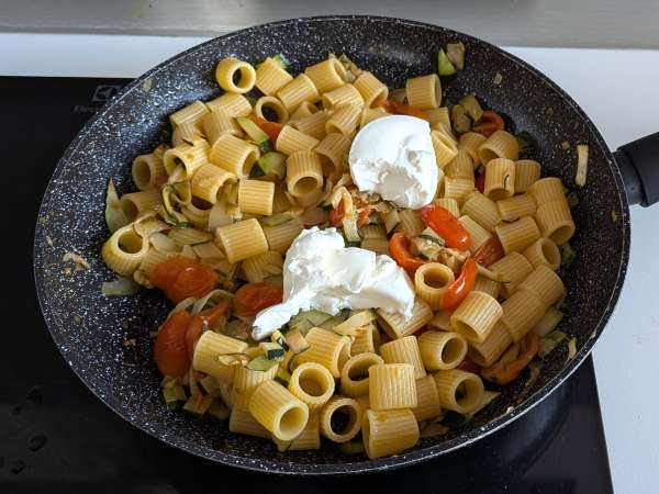 Pasta cremosa con zucchine, pomodorini, philadelphia e limone - Preparazione tappa 6