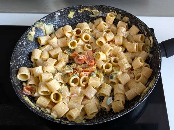 Pasta cremosa con zucchine, pomodorini, philadelphia e limone - Preparazione tappa 7