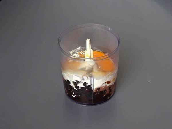 Torta proteica al cioccolato fondente: la ricetta facile da preparare - Preparazione tappa 1