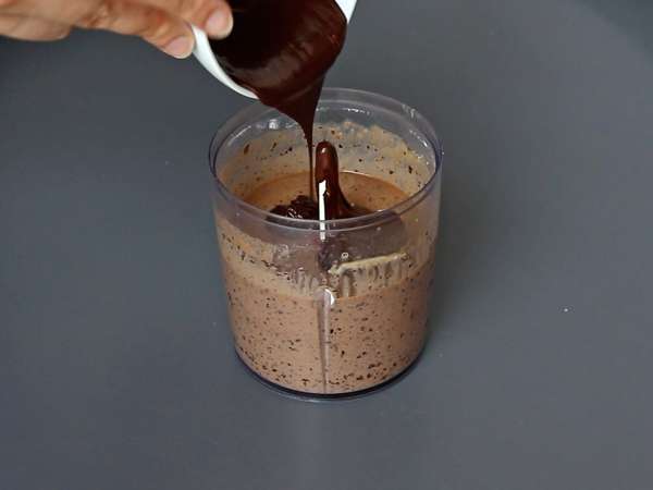 Torta proteica al cioccolato fondente: la ricetta facile da preparare - Preparazione tappa 2
