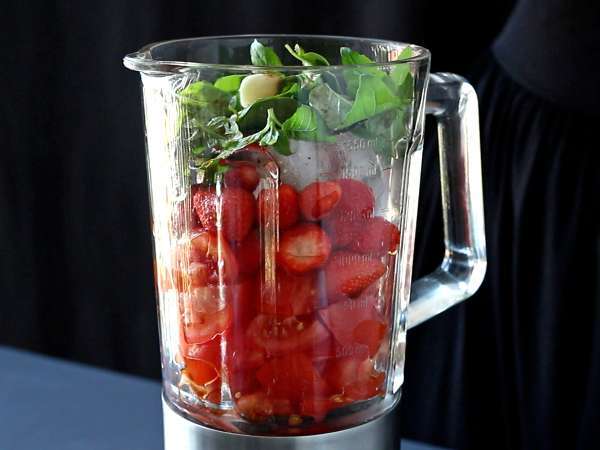 Gazpacho alle fragole e pomodori: un antipasto estivo fresco e originale - Preparazione tappa 1