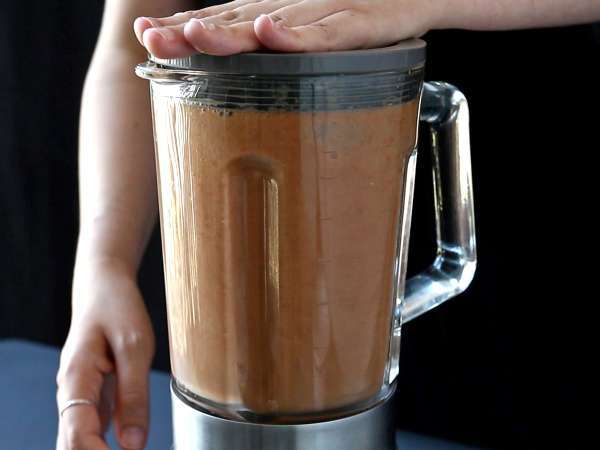 Gazpacho alle fragole e pomodori: un antipasto estivo fresco e originale - Preparazione tappa 2
