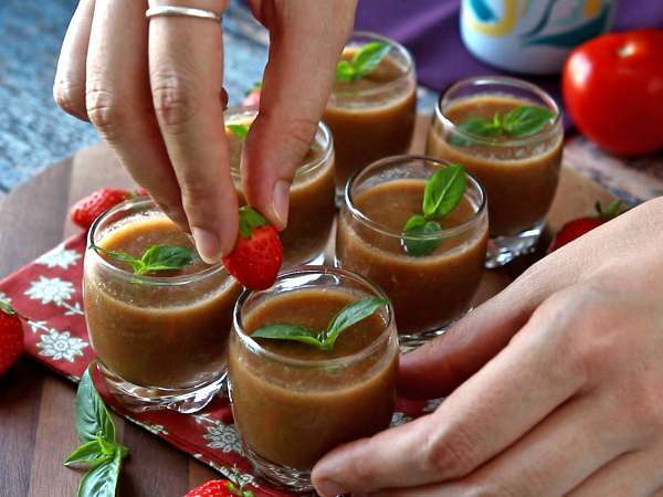 Gazpacho alle fragole e pomodori: un antipasto estivo fresco e originale - Preparazione tappa 4
