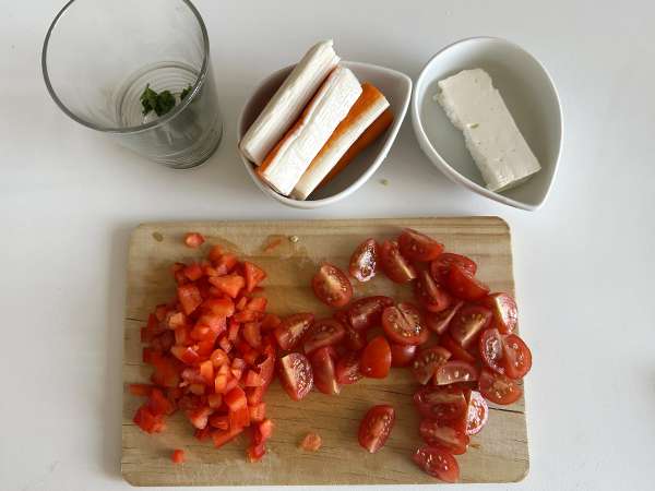 Insalata di couscous perlato con surimi, pomodorini e feta: fresca e colorata - Preparazione tappa 3
