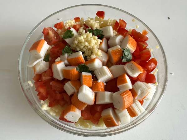 Insalata di couscous perlato con surimi, pomodorini e feta: fresca e colorata - Preparazione tappa 4