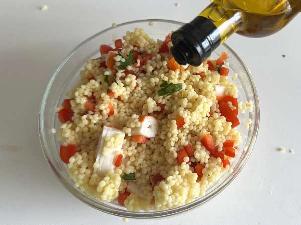Insalata di couscous perlato con surimi, pomodorini e feta: fresca e colorata - Preparazione tappa 5