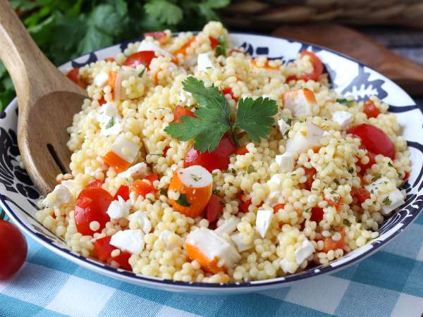 Insalata di couscous perlato con surimi, pomodorini e feta: fresca e colorata - Preparazione tappa 6