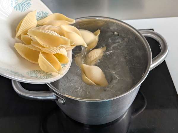 Conchiglioni ripieni freddi con stracciatella, pistacchi, pomodorini e limone - Preparazione tappa 3