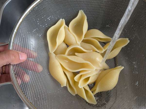 Conchiglioni ripieni freddi con stracciatella, pistacchi, pomodorini e limone - Preparazione tappa 4