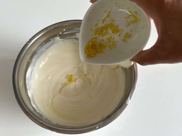 Terrina fredda di surimi: l’antipasto senza cottura facile per ogni occasione - Preparazione tappa 4