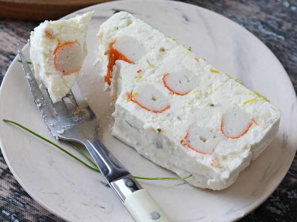 Terrina fredda di surimi: l’antipasto senza cottura facile per ogni occasione - Preparazione tappa 11