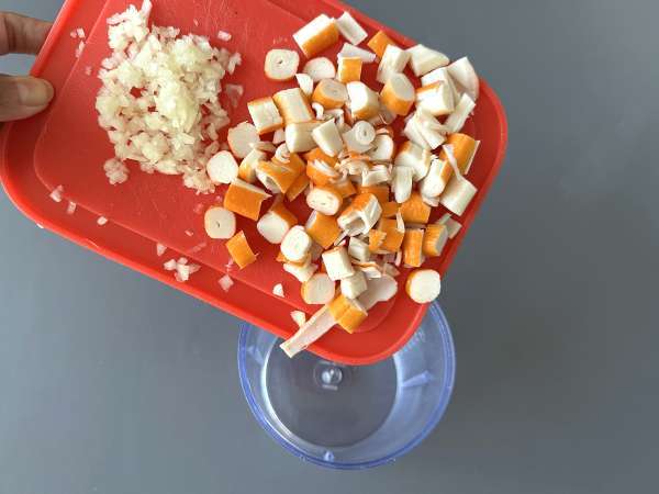 Crema di surimi: la ricetta super veloce per l'aperitivo - Preparazione tappa 1