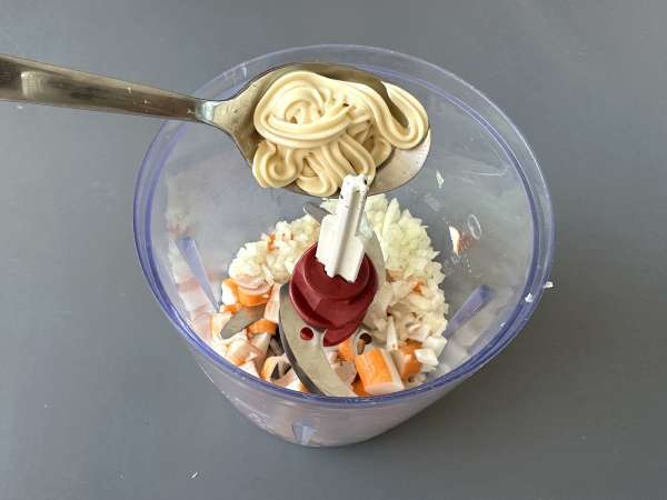Crema di surimi: la ricetta super veloce per l'aperitivo - Preparazione tappa 2
