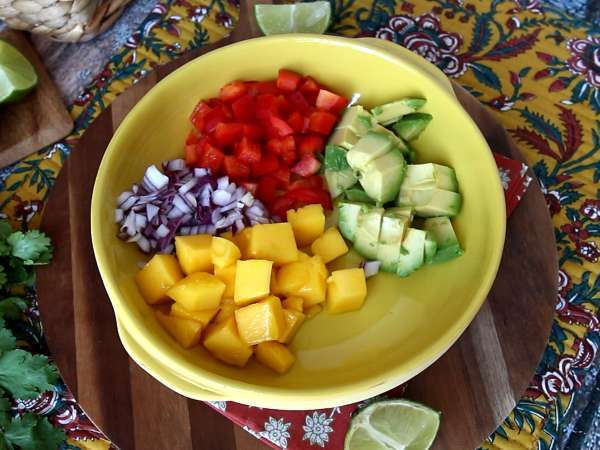 Insalata di gamberetti e mango: fresca, esotica e perfetta per l’estate - Preparazione tappa 2