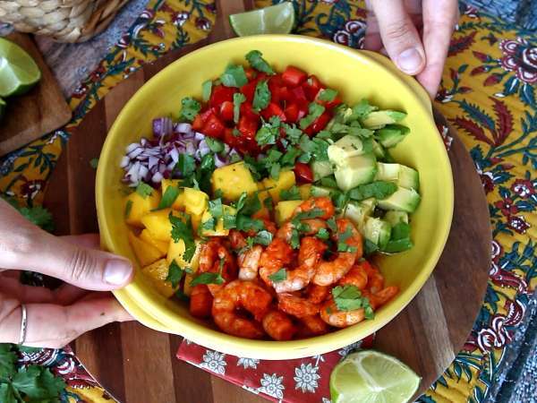 Insalata di gamberetti e mango: fresca, esotica e perfetta per l’estate - Preparazione tappa 4