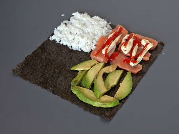 Tramezzini di sushi con salmone, avocado e mango: freschi, originali e davvero golosi - Preparazione tappa 7