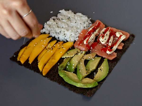 Tramezzini di sushi con salmone, avocado e mango: freschi, originali e davvero golosi - Preparazione tappa 8