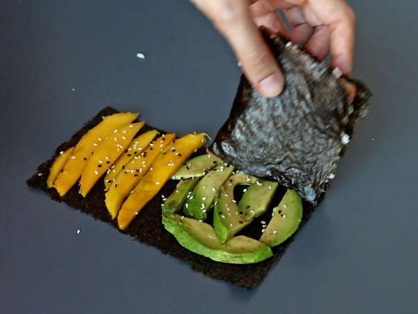 Tramezzini di sushi con salmone, avocado e mango: freschi, originali e davvero golosi - Preparazione tappa 9
