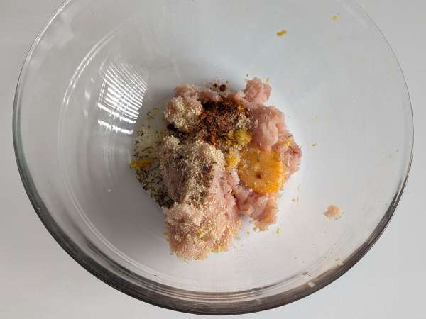 Hamburger di pollo in friggitrice ad aria morbidi e succosi - Preparazione tappa 3