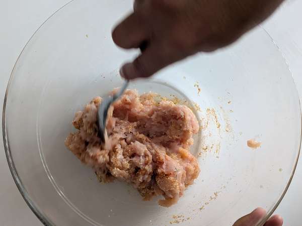 Hamburger di pollo in friggitrice ad aria morbidi e succosi - Preparazione tappa 4