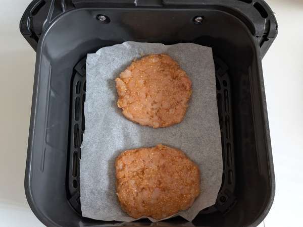 Hamburger di pollo in friggitrice ad aria morbidi e succosi - Preparazione tappa 8