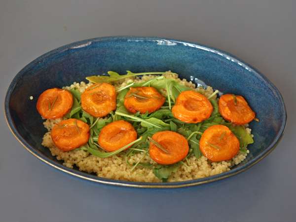 Insalata di couscous perlato, albicocche arrostite, feta e rucola - Preparazione tappa 5