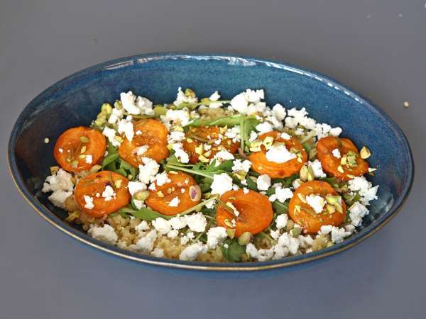 Insalata di couscous perlato, albicocche arrostite, feta e rucola - Preparazione tappa 6