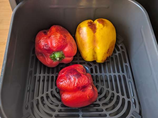 Peperoni farciti e gratinati in friggitrice ad aria con salsiccia e scamorza - Preparazione tappa 1