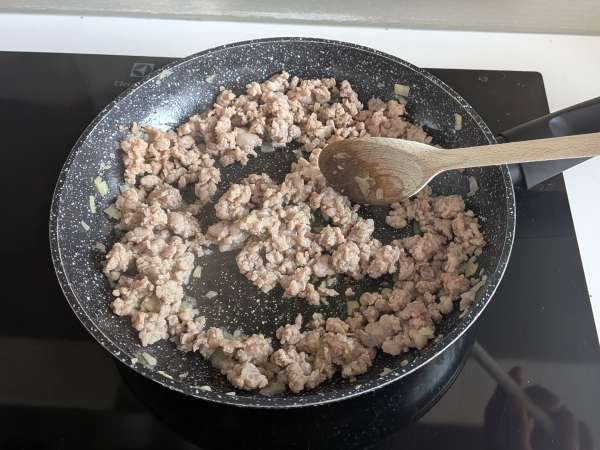 Peperoni farciti e gratinati in friggitrice ad aria con salsiccia e scamorza - Preparazione tappa 3