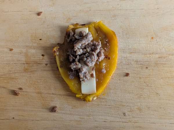 Peperoni farciti e gratinati in friggitrice ad aria con salsiccia e scamorza - Preparazione tappa 7