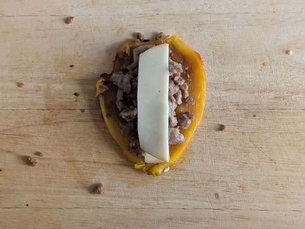 Peperoni farciti e gratinati in friggitrice ad aria con salsiccia e scamorza - Preparazione tappa 8