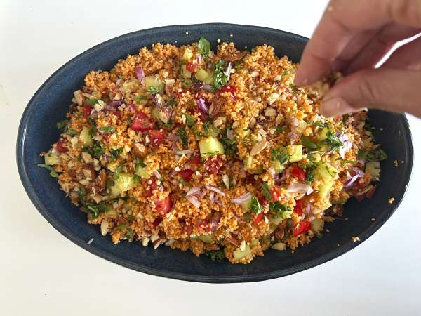 Insalata di couscous e gazpacho: una ricetta fresca, originale e senza cottura - Preparazione tappa 5