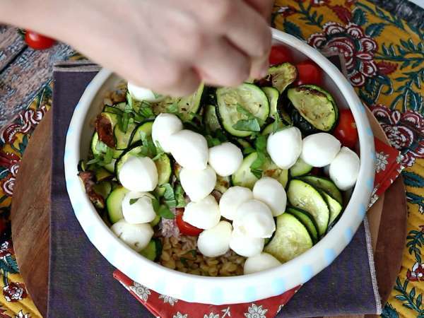 Insalata di grano con tonno e mozzarella: ricetta fresca e nutriente - Preparazione tappa 7