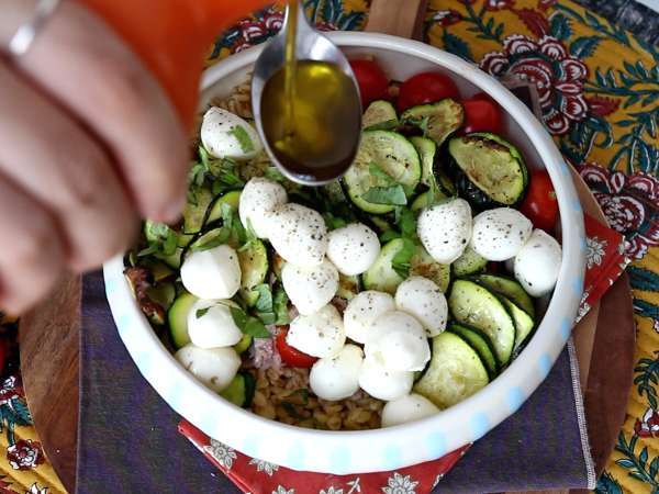 Insalata di grano con tonno e mozzarella: ricetta fresca e nutriente - Preparazione tappa 8