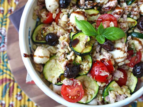 Insalata di grano con tonno e mozzarella: ricetta fresca e nutriente - Preparazione tappa 9