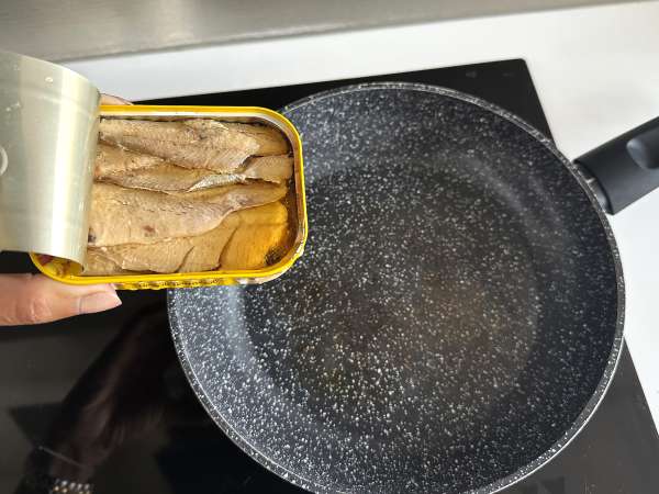 Spaghetti con sardine e pomodorini: la ricetta facile ed economica! - Preparazione tappa 2