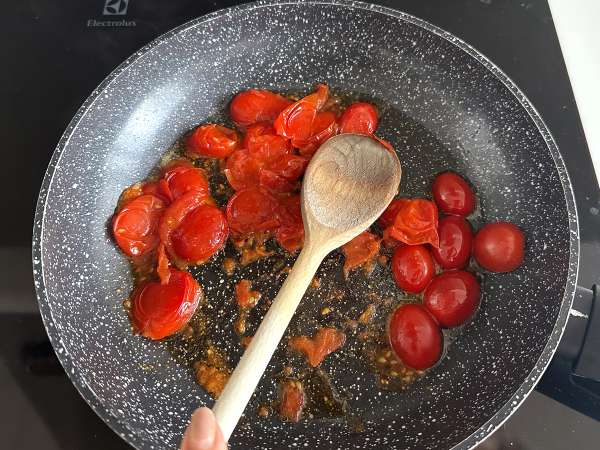 Spaghetti con sardine e pomodorini: la ricetta facile ed economica! - Preparazione tappa 4
