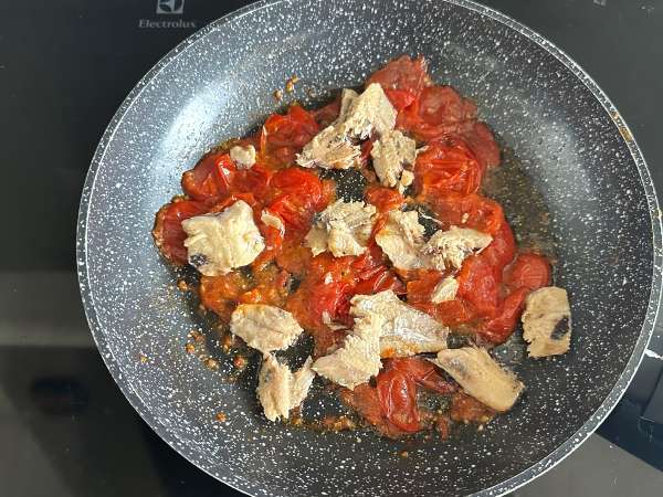 Spaghetti con sardine e pomodorini: la ricetta facile ed economica! - Preparazione tappa 5