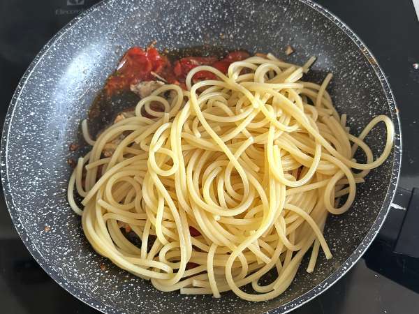 Spaghetti con sardine e pomodorini: la ricetta facile ed economica! - Preparazione tappa 6