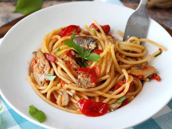 Spaghetti con sardine e pomodorini: la ricetta facile ed economica! - Preparazione tappa 7